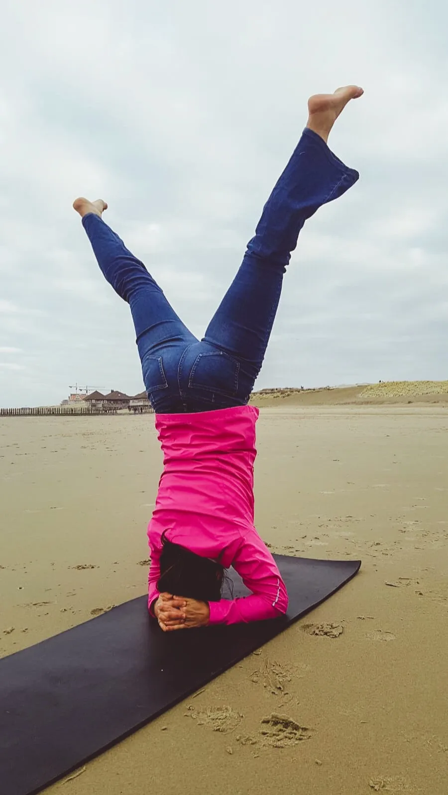 Luisa Convers en postura Warrior II, maestra de yoga en Bruselas
