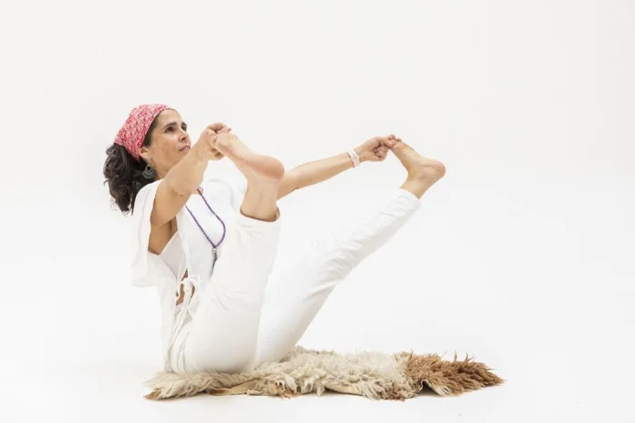 Luisa Convers en postura de Kundalini Yoga en Bruselas