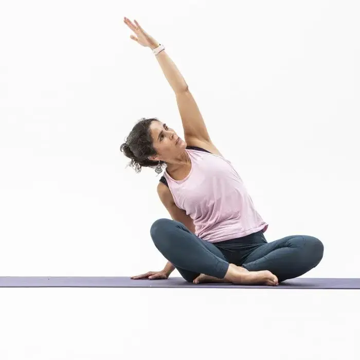 Luisa Convers en postura de Kundalini Yoga en Bruselas