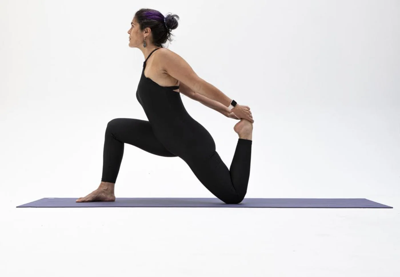 Luisa Convers en lunge con estiramiento, Hatha Yoga Bruselas